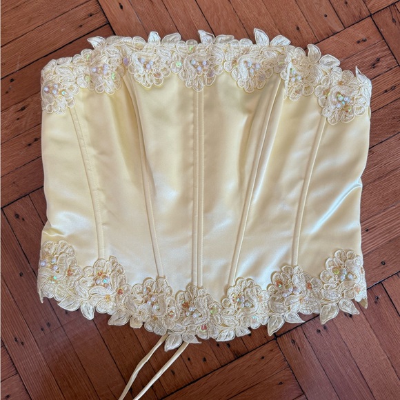 Lenovia Tops - NWOT Vintage Yellow Lace Trim Corset Top